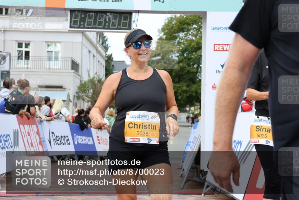 31.08.2025 - 21. Blankeneser Heldenlauf Strokosch-Dieckow http://msf.ph/oto/8700023 31.08.2025 12:53:33 Ziel 5025, 5026, 4014 meine-sportfotos.de