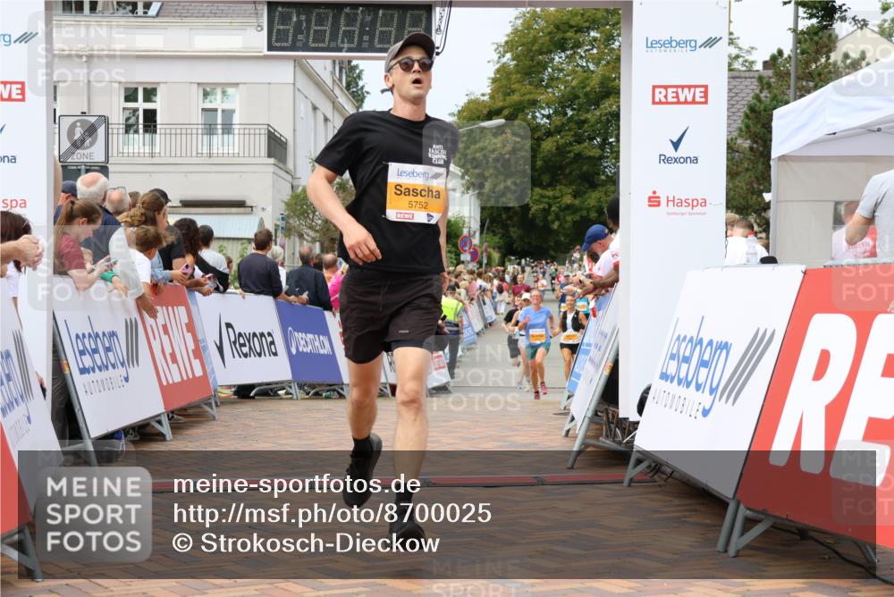 31.08.2025 - 21. Blankeneser Heldenlauf Strokosch-Dieckow http://msf.ph/oto/8700025 31.08.2025 12:40:49 Ziel 5636, 5289, 5752 meine-sportfotos.de
