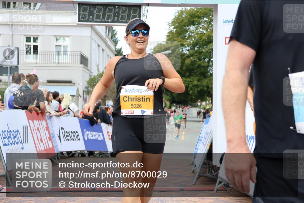 31.08.2025 - 21. Blankeneser Heldenlauf Strokosch-Dieckow http://msf.ph/oto/8700029 31.08.2025 12:53:33 Ziel 5025, 5026, 4014 meine-sportfotos.de
