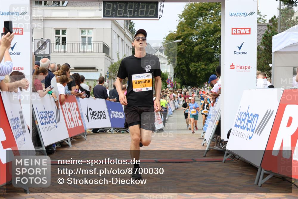 31.08.2025 - 21. Blankeneser Heldenlauf Strokosch-Dieckow http://msf.ph/oto/8700030 31.08.2025 12:40:49 Ziel 5636, 5289, 5752 meine-sportfotos.de
