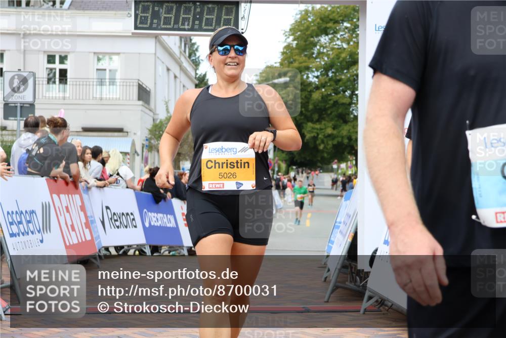 31.08.2025 - 21. Blankeneser Heldenlauf Strokosch-Dieckow http://msf.ph/oto/8700031 31.08.2025 12:53:33 Ziel 5025, 5026, 4014 meine-sportfotos.de