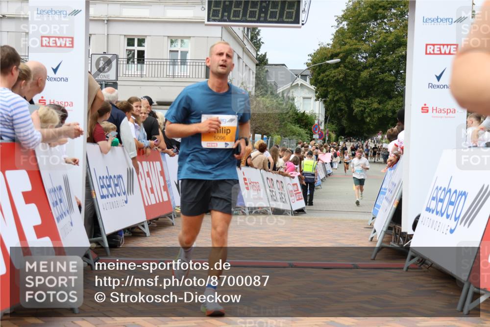 31.08.2025 - 21. Blankeneser Heldenlauf Strokosch-Dieckow http://msf.ph/oto/8700087 31.08.2025 12:40:27 Ziel 5096, 5449, 5351, 5645 meine-sportfotos.de