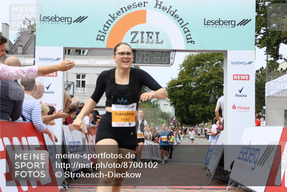 31.08.2025 - 21. Blankeneser Heldenlauf Strokosch-Dieckow http://msf.ph/oto/8700102 31.08.2025 12:40:21 Ziel 5449, 5351, 5645 meine-sportfotos.de