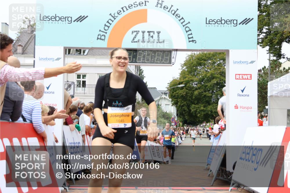 31.08.2025 - 21. Blankeneser Heldenlauf Strokosch-Dieckow http://msf.ph/oto/8700106 31.08.2025 12:40:21 Ziel 5449, 5351, 5645 meine-sportfotos.de