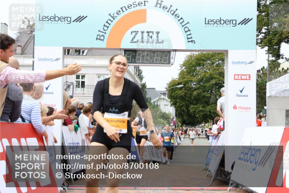 31.08.2025 - 21. Blankeneser Heldenlauf Strokosch-Dieckow http://msf.ph/oto/8700108 31.08.2025 12:40:21 Ziel 5449, 5351, 5645 meine-sportfotos.de