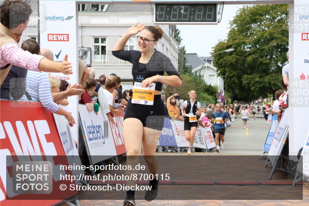 31.08.2025 - 21. Blankeneser Heldenlauf Strokosch-Dieckow http://msf.ph/oto/8700115 31.08.2025 12:40:21 Ziel 5449, 5351, 5645 meine-sportfotos.de