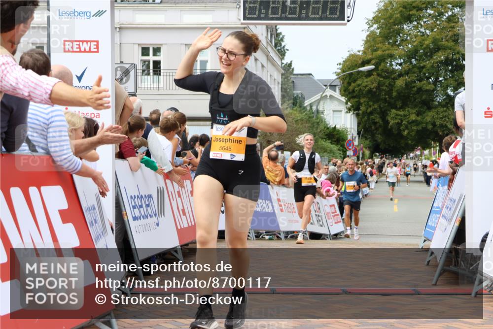 31.08.2025 - 21. Blankeneser Heldenlauf Strokosch-Dieckow http://msf.ph/oto/8700117 31.08.2025 12:40:21 Ziel 5449, 5351, 5645 meine-sportfotos.de