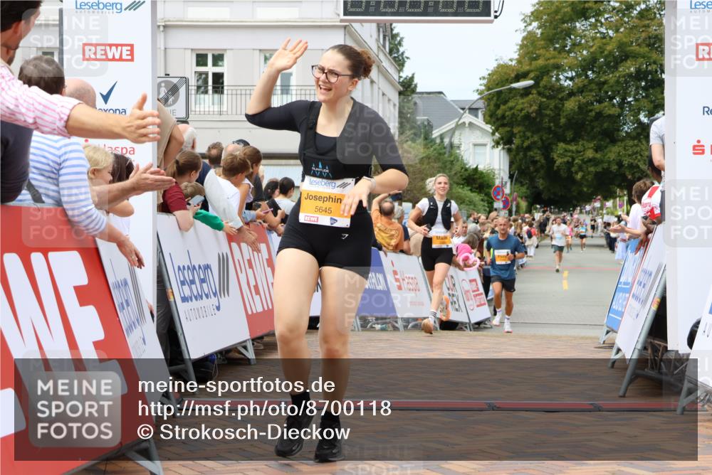 31.08.2025 - 21. Blankeneser Heldenlauf Strokosch-Dieckow http://msf.ph/oto/8700118 31.08.2025 12:40:21 Ziel 5449, 5351, 5645 meine-sportfotos.de
