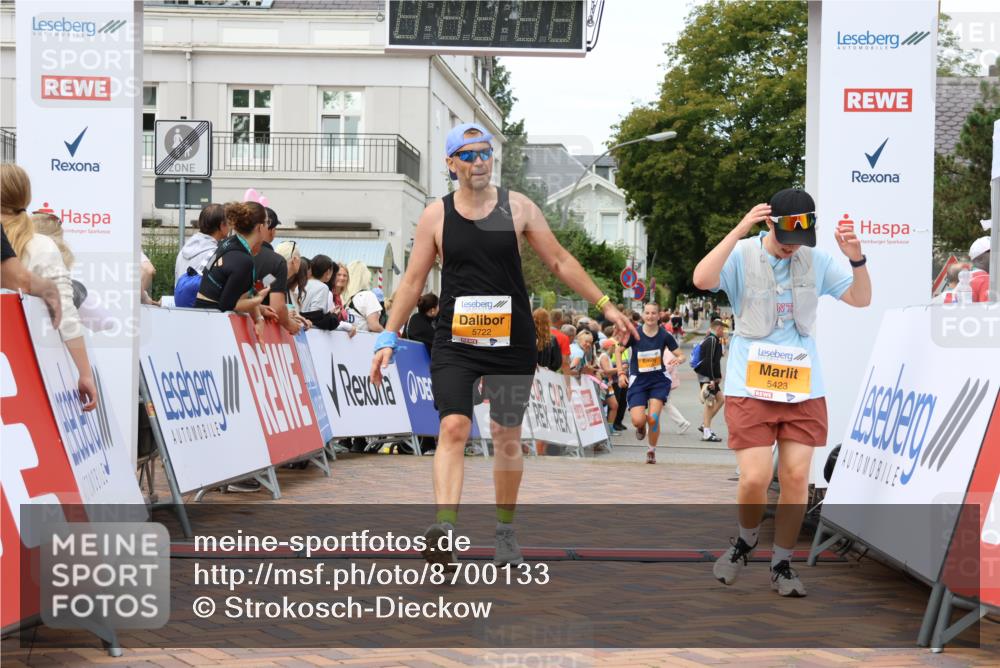 31.08.2025 - 21. Blankeneser Heldenlauf Strokosch-Dieckow http://msf.ph/oto/8700133 31.08.2025 12:52:56 Ziel 5423, 5373, 5722 meine-sportfotos.de