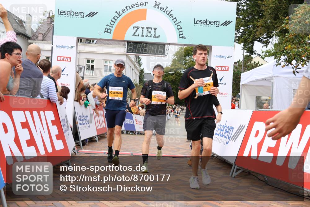 31.08.2025 - 21. Blankeneser Heldenlauf Strokosch-Dieckow http://msf.ph/oto/8700177 31.08.2025 12:40:12 Ziel 5077, 5343, 5528, 5693, 5166, 5327, 4317 meine-sportfotos.de