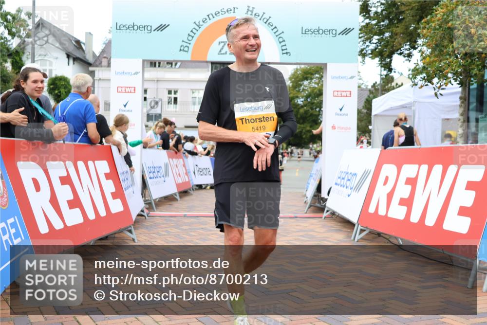 31.08.2025 - 21. Blankeneser Heldenlauf Strokosch-Dieckow http://msf.ph/oto/8700213 31.08.2025 12:52:16 Ziel 5760, 5761, 5419, 5240 meine-sportfotos.de
