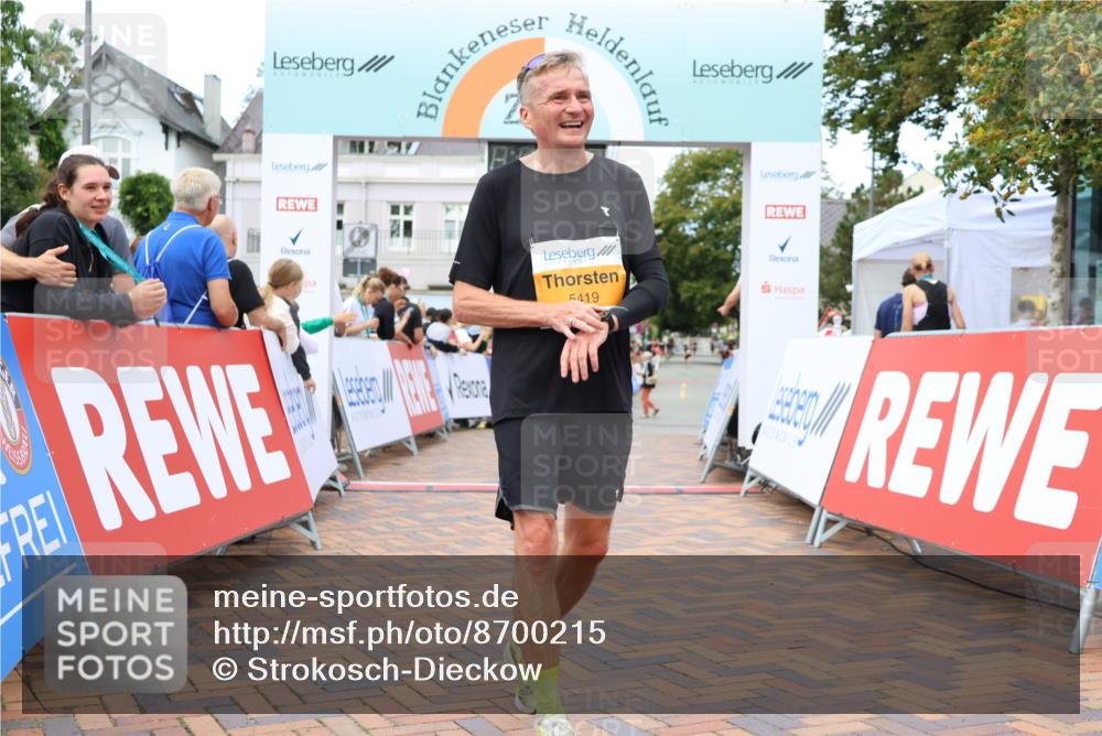 31.08.2025 - 21. Blankeneser Heldenlauf Strokosch-Dieckow http://msf.ph/oto/8700215 31.08.2025 12:52:16 Ziel 5760, 5761, 5419, 5240 meine-sportfotos.de