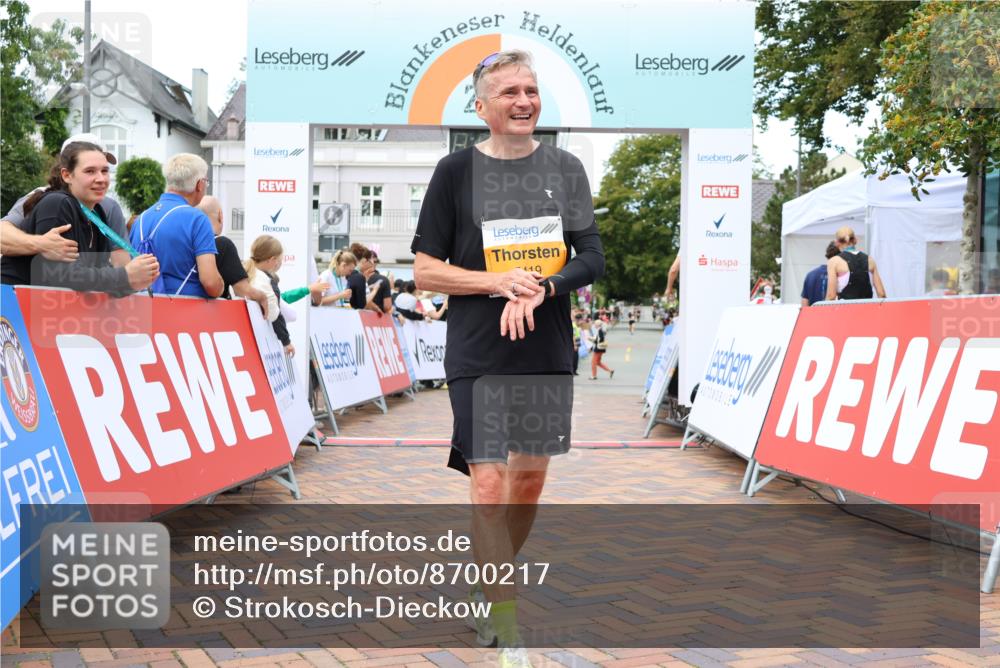 31.08.2025 - 21. Blankeneser Heldenlauf Strokosch-Dieckow http://msf.ph/oto/8700217 31.08.2025 12:52:16 Ziel 5760, 5761, 5419, 5240 meine-sportfotos.de