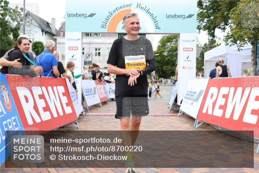 31.08.2025 - 21. Blankeneser Heldenlauf Strokosch-Dieckow http://msf.ph/oto/8700220 31.08.2025 12:52:16 Ziel 5760, 5761, 5419, 5240 meine-sportfotos.de
