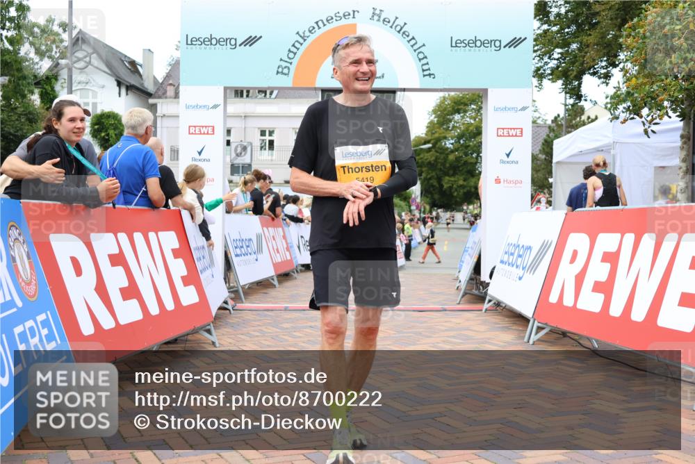 31.08.2025 - 21. Blankeneser Heldenlauf Strokosch-Dieckow http://msf.ph/oto/8700222 31.08.2025 12:52:16 Ziel 5760, 5761, 5419, 5240 meine-sportfotos.de