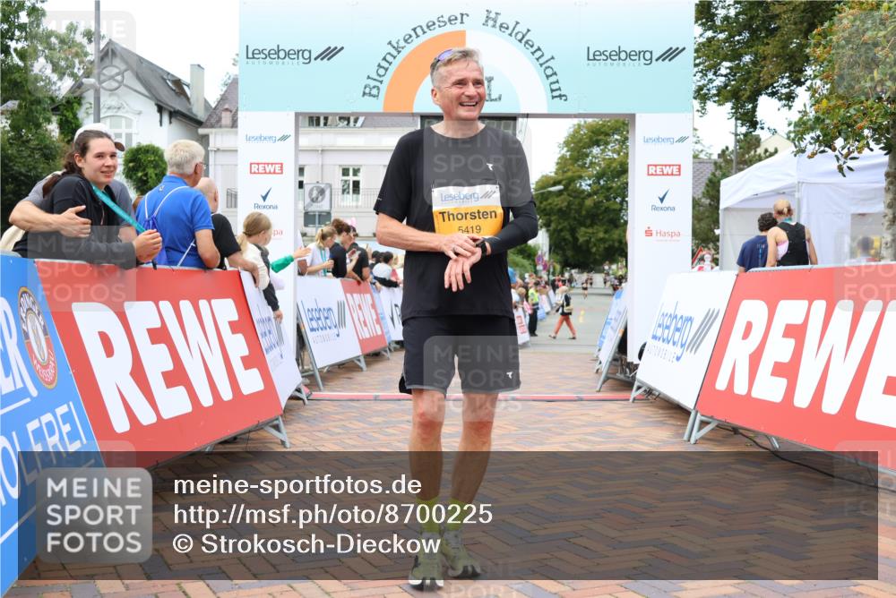 31.08.2025 - 21. Blankeneser Heldenlauf Strokosch-Dieckow http://msf.ph/oto/8700225 31.08.2025 12:52:16 Ziel 5760, 5761, 5419, 5240 meine-sportfotos.de