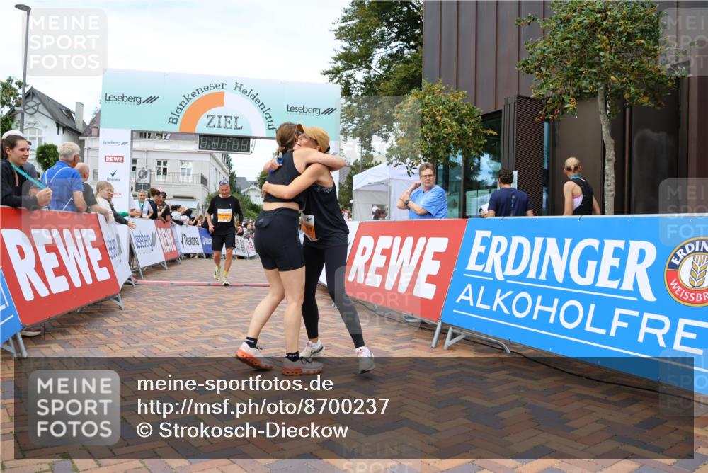 31.08.2025 - 21. Blankeneser Heldenlauf Strokosch-Dieckow http://msf.ph/oto/8700237 31.08.2025 12:52:12 Ziel 5202, 5760, 5761, 5419 meine-sportfotos.de