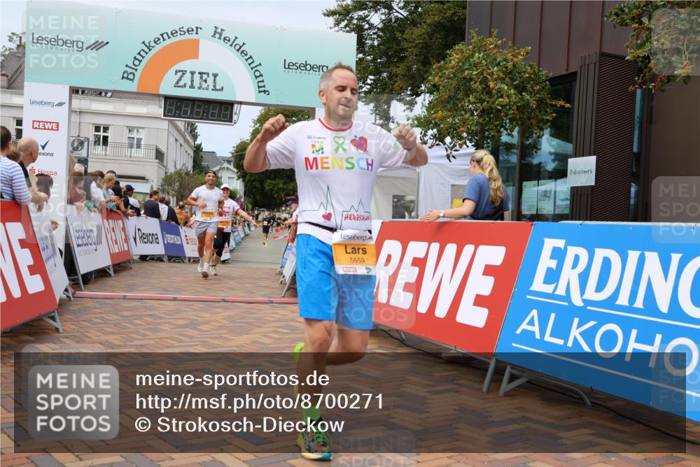 31.08.2025 - 21. Blankeneser Heldenlauf Strokosch-Dieckow http://msf.ph/oto/8700271 31.08.2025 12:39:41 Ziel 5340, 5659, 5623 meine-sportfotos.de
