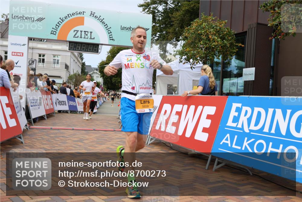 31.08.2025 - 21. Blankeneser Heldenlauf Strokosch-Dieckow http://msf.ph/oto/8700273 31.08.2025 12:39:40 Ziel 5340, 5659, 5623 meine-sportfotos.de
