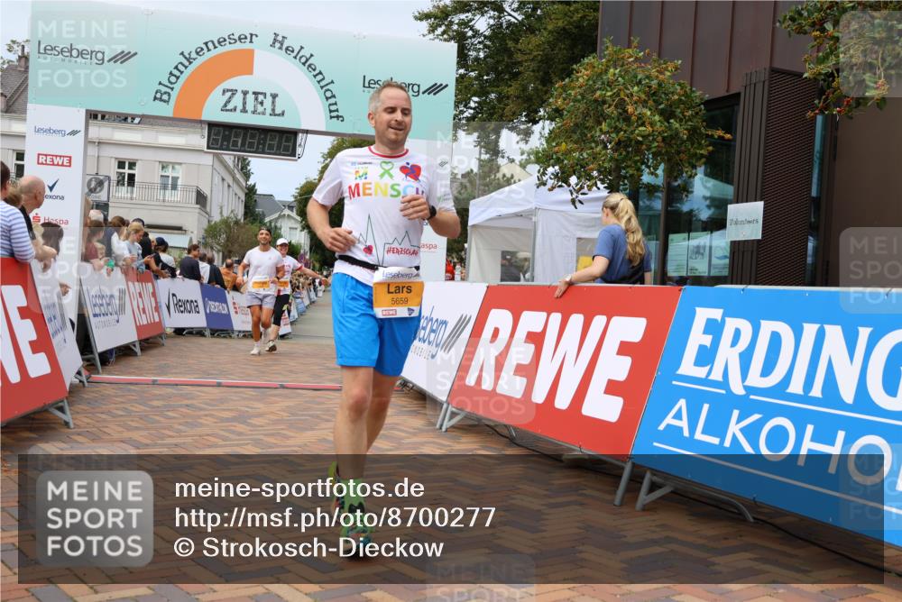 31.08.2025 - 21. Blankeneser Heldenlauf Strokosch-Dieckow http://msf.ph/oto/8700277 31.08.2025 12:39:40 Ziel 5340, 5659, 5623 meine-sportfotos.de