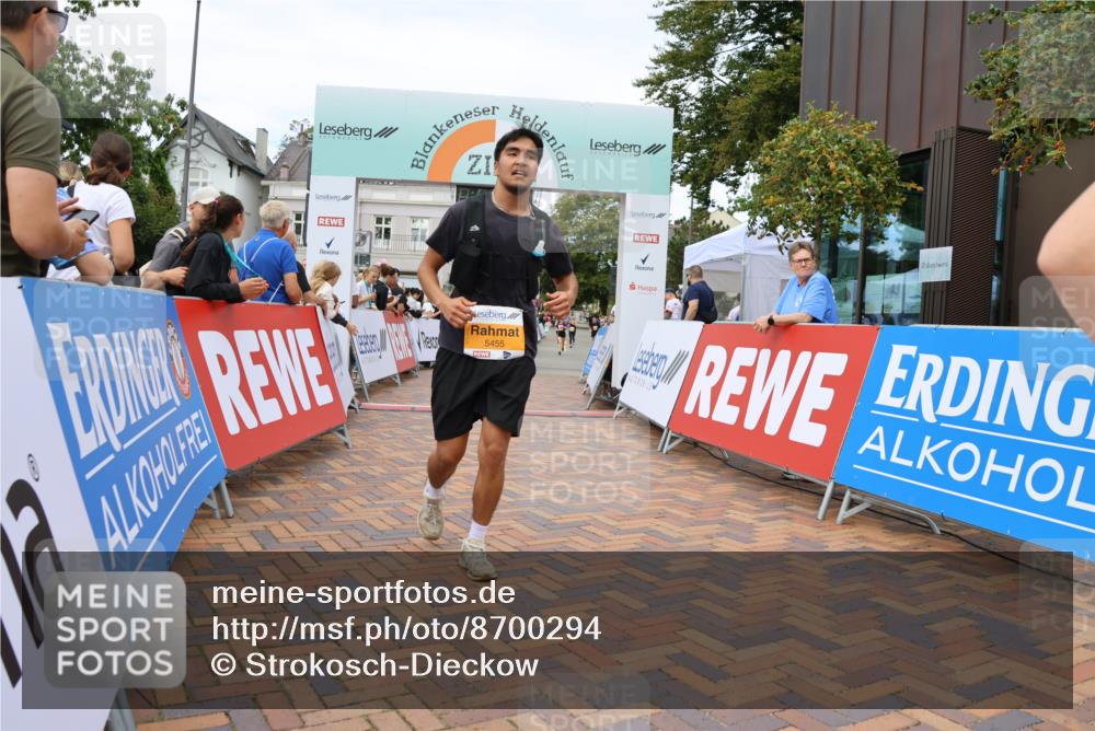 31.08.2025 - 21. Blankeneser Heldenlauf Strokosch-Dieckow http://msf.ph/oto/8700294 31.08.2025 12:51:57 Ziel 5396, 5397, 5455 meine-sportfotos.de