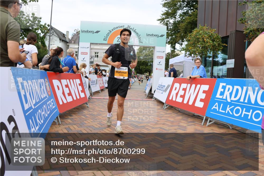 31.08.2025 - 21. Blankeneser Heldenlauf Strokosch-Dieckow http://msf.ph/oto/8700299 31.08.2025 12:51:57 Ziel 5396, 5397, 5455 meine-sportfotos.de