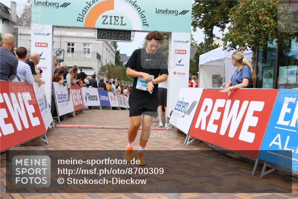 31.08.2025 - 21. Blankeneser Heldenlauf Strokosch-Dieckow http://msf.ph/oto/8700309 31.08.2025 12:39:11 Ziel 5596, 5225, 4341 meine-sportfotos.de