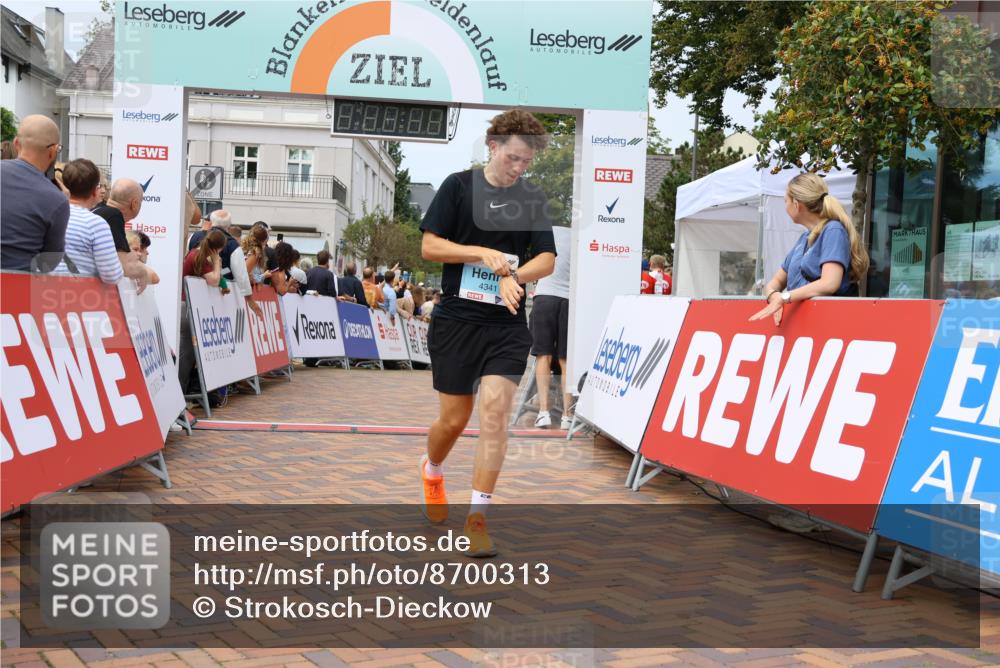 31.08.2025 - 21. Blankeneser Heldenlauf Strokosch-Dieckow http://msf.ph/oto/8700313 31.08.2025 12:39:11 Ziel 5596, 5225, 4341 meine-sportfotos.de