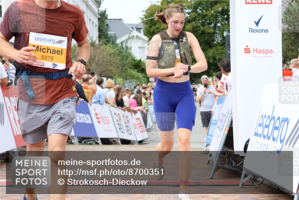 31.08.2025 - 21. Blankeneser Heldenlauf Strokosch-Dieckow http://msf.ph/oto/8700351 31.08.2025 12:38:51 Ziel 5432, 5013, 5378 meine-sportfotos.de