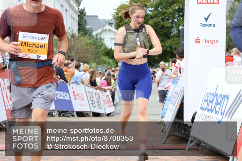 31.08.2025 - 21. Blankeneser Heldenlauf Strokosch-Dieckow http://msf.ph/oto/8700353 31.08.2025 12:38:51 Ziel 5432, 5013, 5378 meine-sportfotos.de