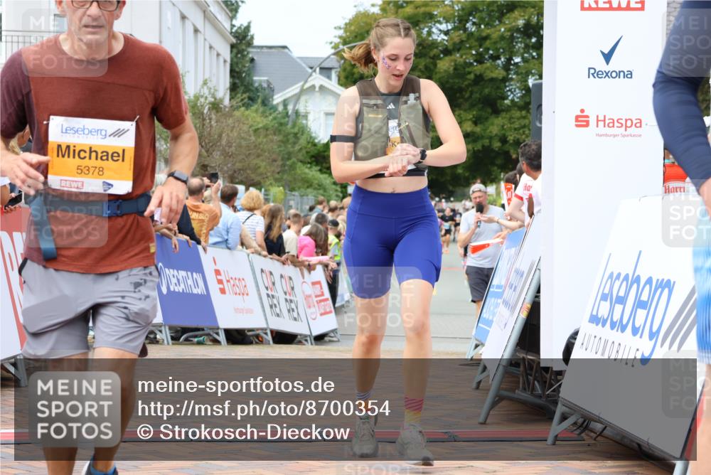 31.08.2025 - 21. Blankeneser Heldenlauf Strokosch-Dieckow http://msf.ph/oto/8700354 31.08.2025 12:38:51 Ziel 5432, 5013, 5378 meine-sportfotos.de