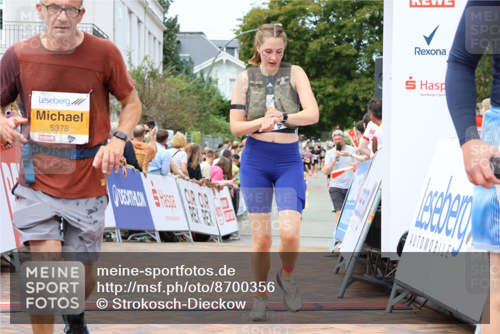 31.08.2025 - 21. Blankeneser Heldenlauf Strokosch-Dieckow http://msf.ph/oto/8700356 31.08.2025 12:38:51 Ziel 5432, 5013, 5378 meine-sportfotos.de