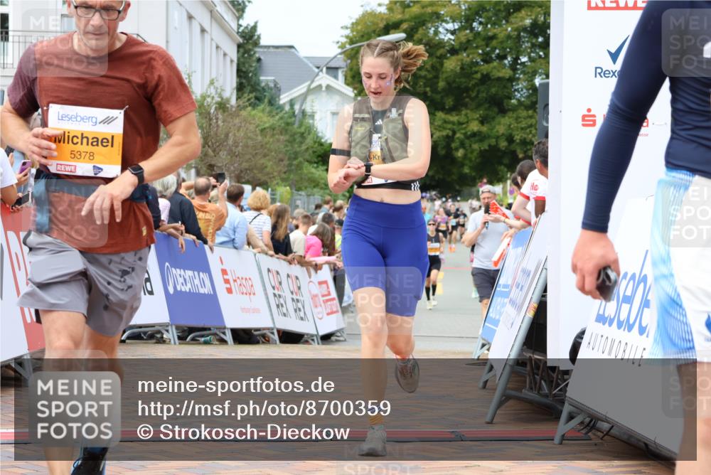 31.08.2025 - 21. Blankeneser Heldenlauf Strokosch-Dieckow http://msf.ph/oto/8700359 31.08.2025 12:38:51 Ziel 5432, 5013, 5378 meine-sportfotos.de