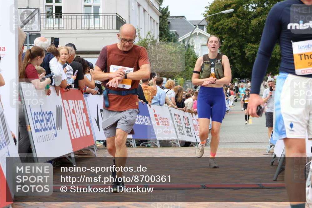 31.08.2025 - 21. Blankeneser Heldenlauf Strokosch-Dieckow http://msf.ph/oto/8700361 31.08.2025 12:38:50 Ziel 5432, 5013, 5378 meine-sportfotos.de