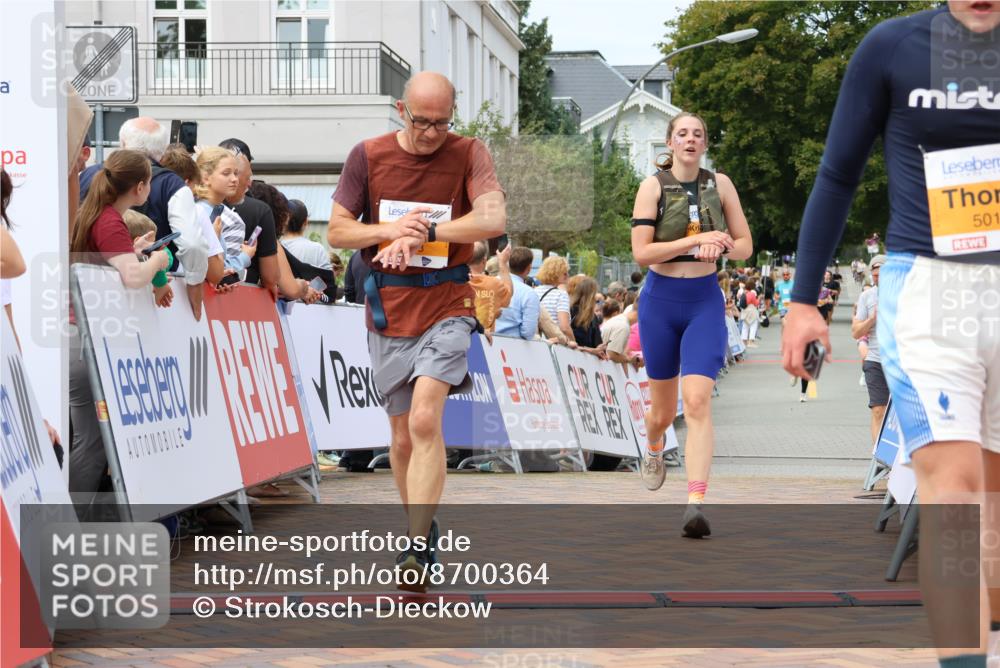 31.08.2025 - 21. Blankeneser Heldenlauf Strokosch-Dieckow http://msf.ph/oto/8700364 31.08.2025 12:38:49 Ziel 5432, 5013, 5378 meine-sportfotos.de