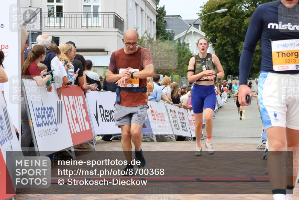 31.08.2025 - 21. Blankeneser Heldenlauf Strokosch-Dieckow http://msf.ph/oto/8700368 31.08.2025 12:38:49 Ziel 5432, 5013, 5378 meine-sportfotos.de