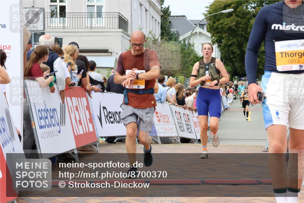 31.08.2025 - 21. Blankeneser Heldenlauf Strokosch-Dieckow http://msf.ph/oto/8700370 31.08.2025 12:38:49 Ziel 5432, 5013, 5378 meine-sportfotos.de