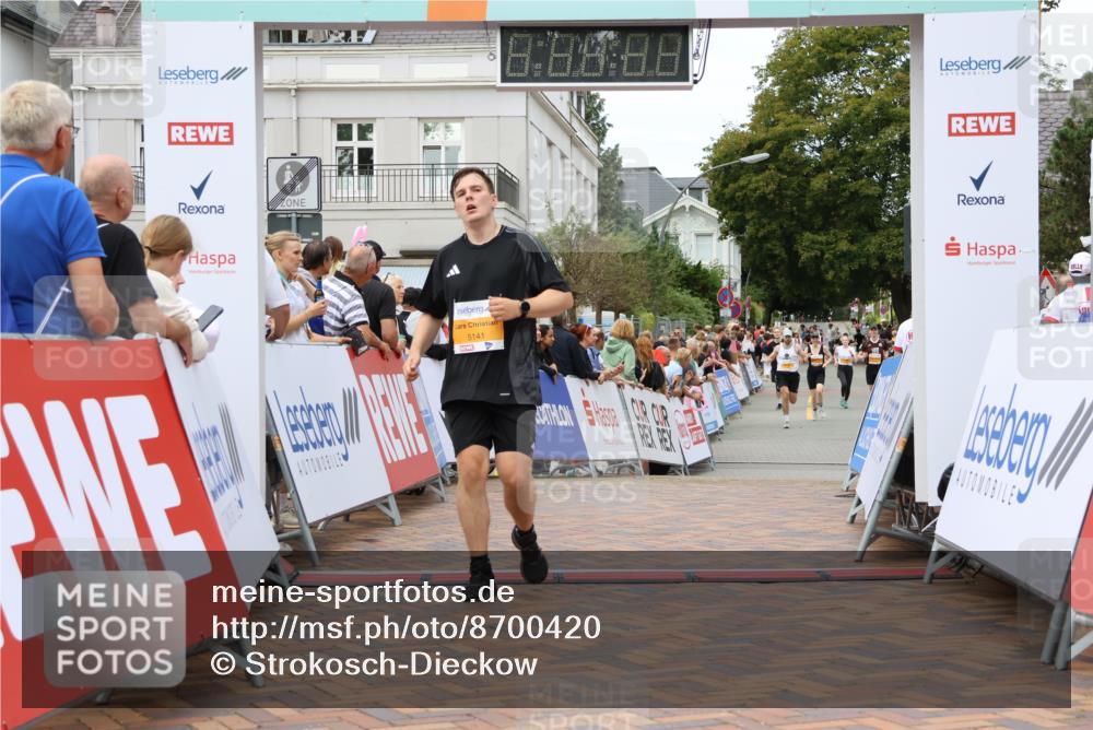 31.08.2025 - 21. Blankeneser Heldenlauf Strokosch-Dieckow http://msf.ph/oto/8700420 31.08.2025 12:51:31 Ziel 5837, 5371, 5141 meine-sportfotos.de