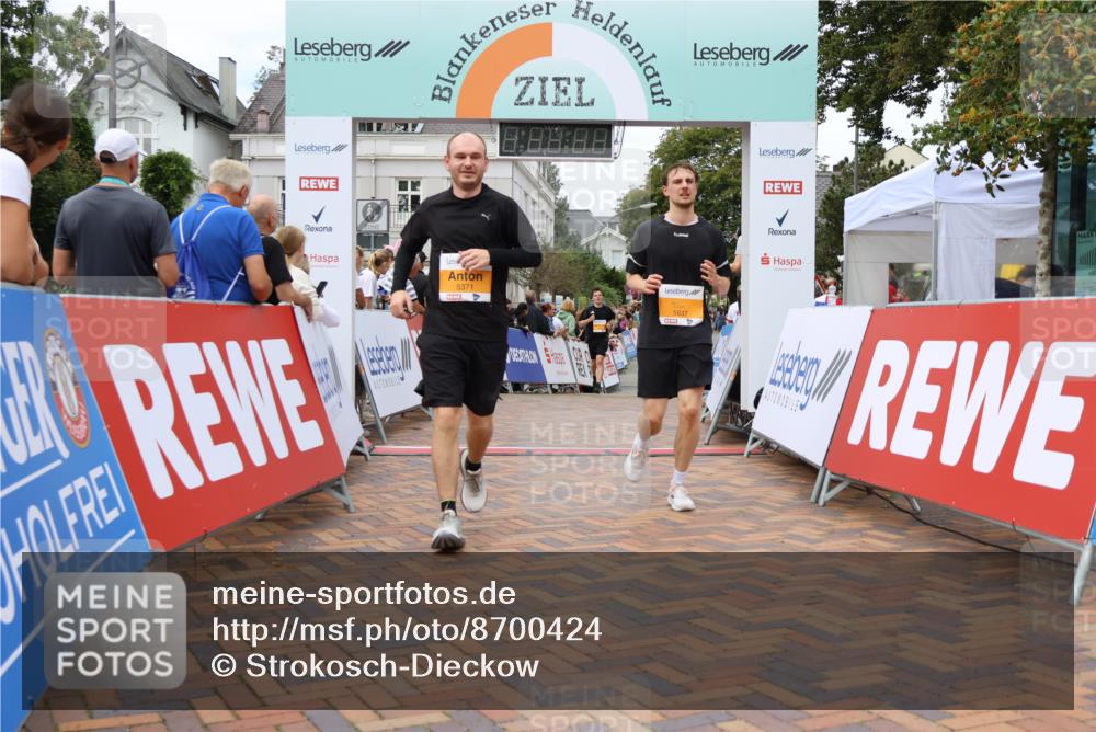 31.08.2025 - 21. Blankeneser Heldenlauf Strokosch-Dieckow http://msf.ph/oto/8700424 31.08.2025 12:51:26 Ziel 5837, 5371, 5285 meine-sportfotos.de