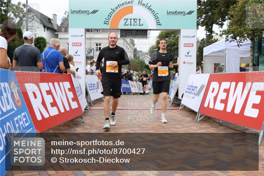 31.08.2025 - 21. Blankeneser Heldenlauf Strokosch-Dieckow http://msf.ph/oto/8700427 31.08.2025 12:51:26 Ziel 5837, 5371, 5285 meine-sportfotos.de