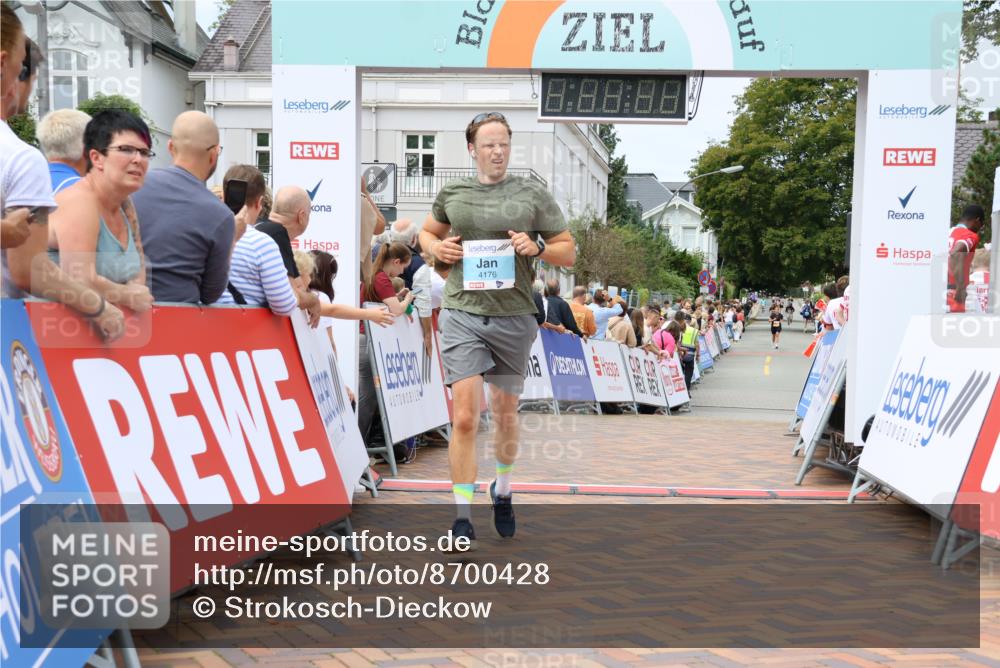 31.08.2025 - 21. Blankeneser Heldenlauf Strokosch-Dieckow http://msf.ph/oto/8700428 31.08.2025 12:38:23 Ziel 5503, 5504, 4176 meine-sportfotos.de