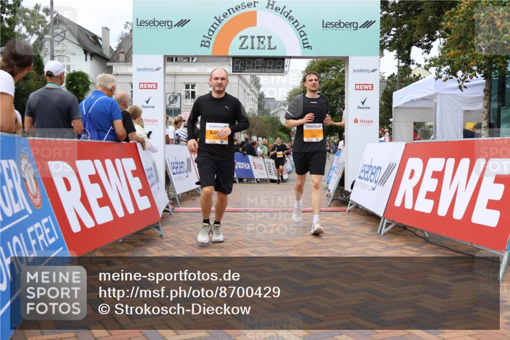 31.08.2025 - 21. Blankeneser Heldenlauf Strokosch-Dieckow http://msf.ph/oto/8700429 31.08.2025 12:51:26 Ziel 5837, 5371, 5285 meine-sportfotos.de