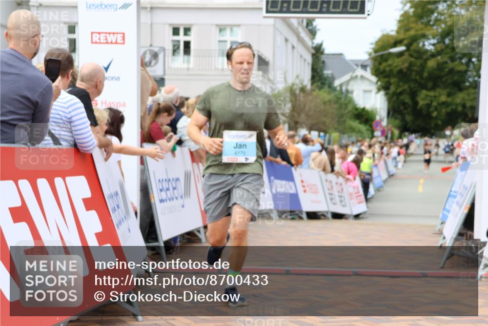 31.08.2025 - 21. Blankeneser Heldenlauf Strokosch-Dieckow http://msf.ph/oto/8700433 31.08.2025 12:38:23 Ziel 5503, 5504, 4176 meine-sportfotos.de