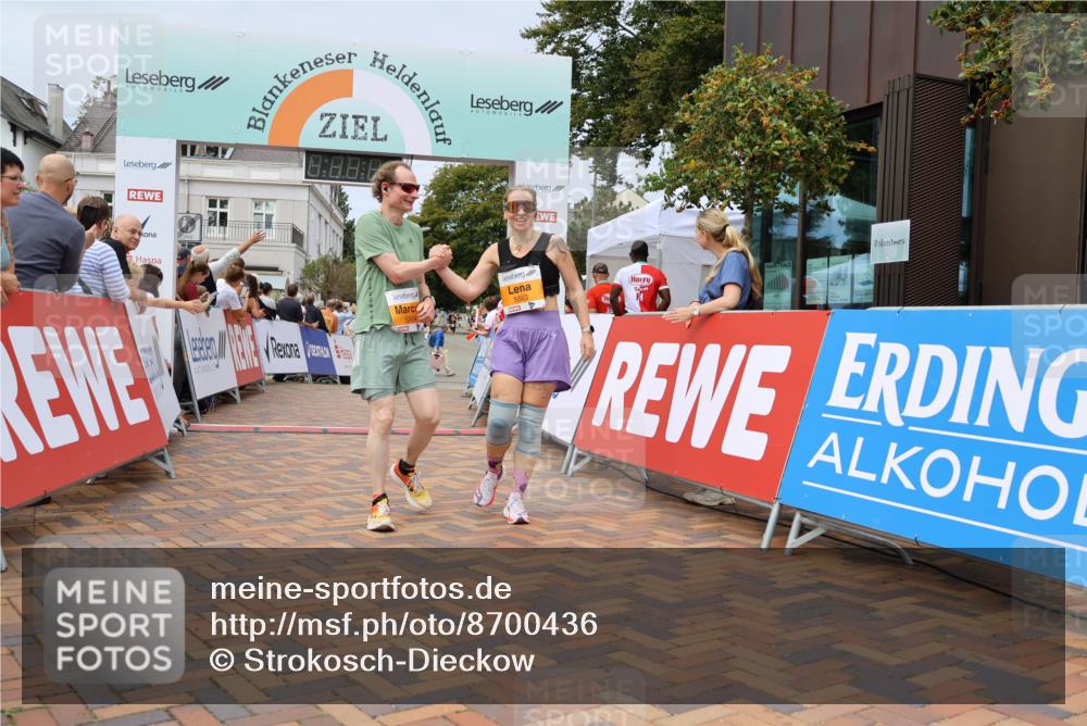 31.08.2025 - 21. Blankeneser Heldenlauf Strokosch-Dieckow http://msf.ph/oto/8700436 31.08.2025 12:38:18 Ziel 5503, 5504 meine-sportfotos.de