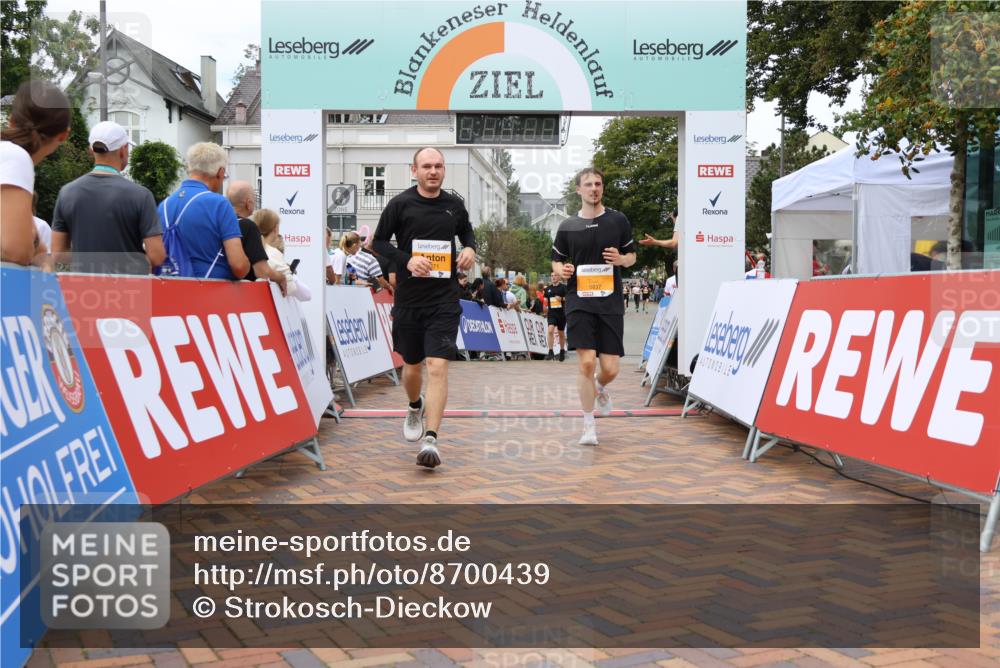 31.08.2025 - 21. Blankeneser Heldenlauf Strokosch-Dieckow http://msf.ph/oto/8700439 31.08.2025 12:51:25 Ziel 5837, 5371, 5285 meine-sportfotos.de