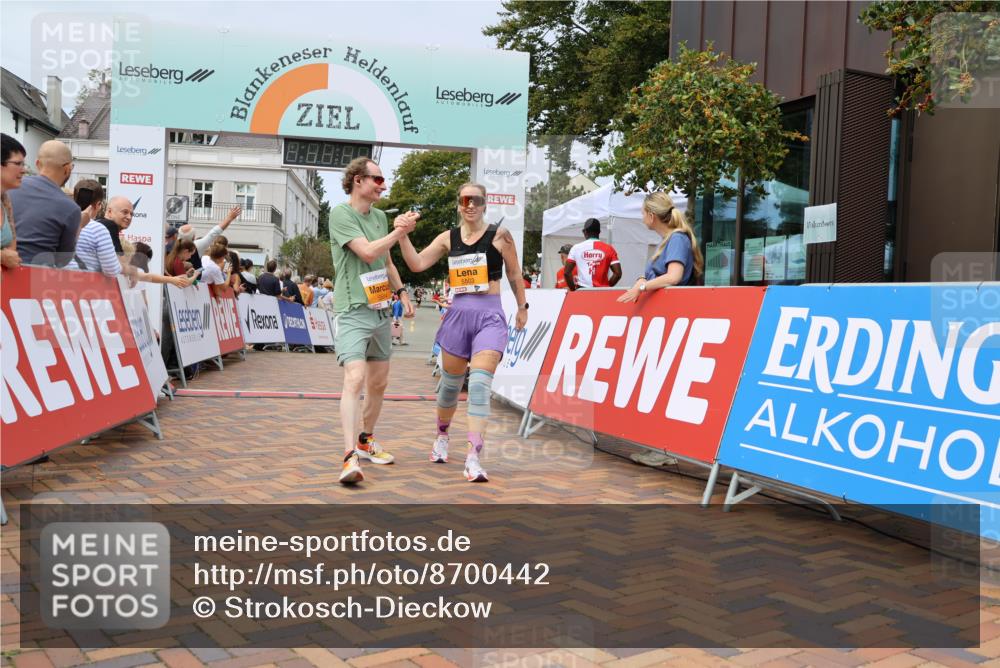 31.08.2025 - 21. Blankeneser Heldenlauf Strokosch-Dieckow http://msf.ph/oto/8700442 31.08.2025 12:38:18 Ziel 5503, 5504 meine-sportfotos.de
