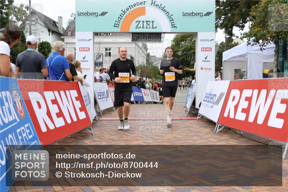 31.08.2025 - 21. Blankeneser Heldenlauf Strokosch-Dieckow http://msf.ph/oto/8700444 31.08.2025 12:51:25 Ziel 5837, 5371, 5285 meine-sportfotos.de