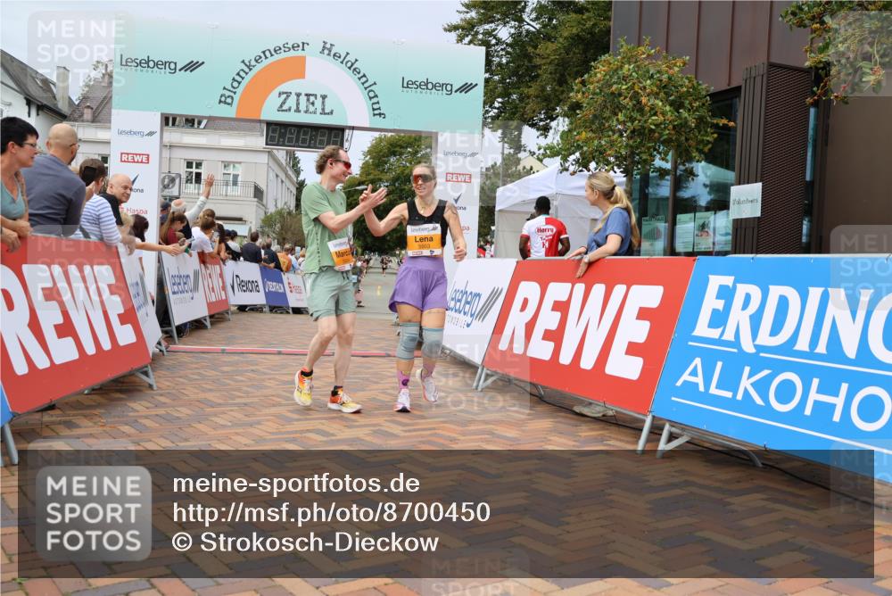 31.08.2025 - 21. Blankeneser Heldenlauf Strokosch-Dieckow http://msf.ph/oto/8700450 31.08.2025 12:38:17 Ziel 5503, 5504 meine-sportfotos.de