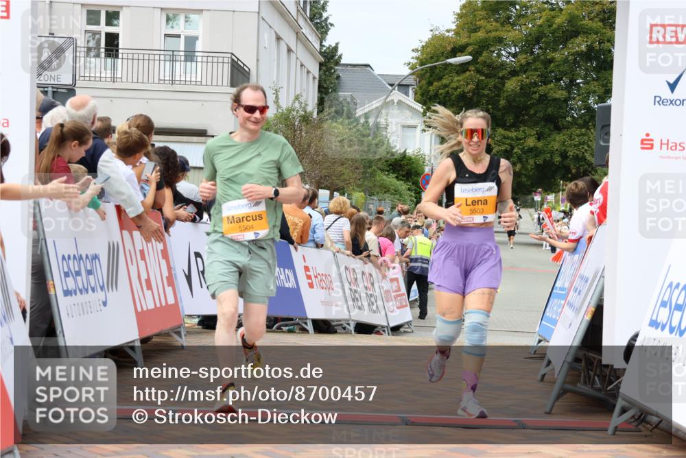 31.08.2025 - 21. Blankeneser Heldenlauf Strokosch-Dieckow http://msf.ph/oto/8700457 31.08.2025 12:38:16 Ziel 5503, 5504 meine-sportfotos.de
