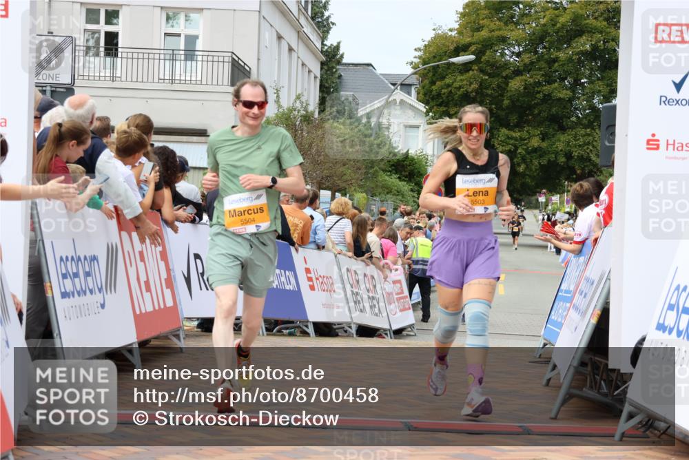 31.08.2025 - 21. Blankeneser Heldenlauf Strokosch-Dieckow http://msf.ph/oto/8700458 31.08.2025 12:38:15 Ziel 5503, 5504 meine-sportfotos.de